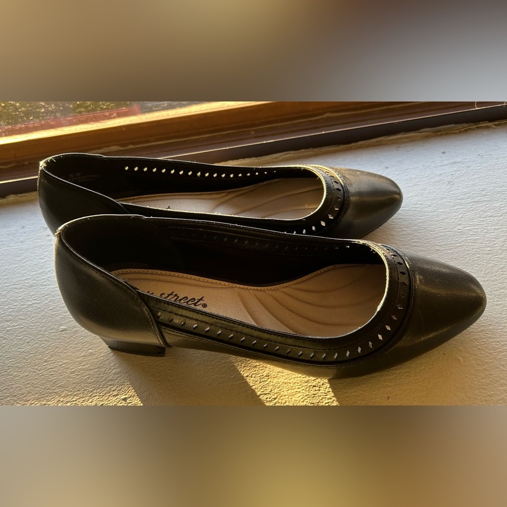 Ladies black Easy Street cutout heel size 8.5W